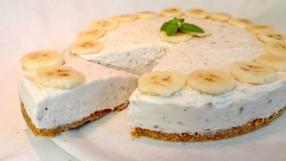Le cheesecake à la banane est un cheesecake parfumé et très gourmand, il est idéal pour le petit déjeuner, ou pour le goûter de vos enfants. Si vous êtes à la recherche d’une idée gourmande pour une fête, le Cheesecake à la banane est certainement pour vous ! Comment faire un cheesecake à la banane Ingrédients : 3 bananes 150 g de biscuits secs 70 g de beurre 200 ml de crème liquide entière 70 g de sucre 500 g de mascarpone 1 citron Préparation : Hachez les biscuits au mixeur, versez-les dans un bol et ajoutez le beurre fondu, mélangez bien jusqu’à obtenir un mélange homogène. Tapissez le fond d’un moule de 20 cm de diamètre avec du papier sulfurisé et beurrez les bords. Répartissez le mélange de biscuits et beurre sur le fond, en tassant bien, puis placez le moule au congélateur pendant une demi-heure. Pendant ce temps, couper 2 bananes en rondelles et écrasez-le avec une fourchette jusqu’à obtenir une purée. Fouetter la crème liquide entière en chantilly avec le sucre, ajoutez le mascarpone, la purée de banane et fouetter à nouveau jusqu’à obtenir une crème lisse et homogène. Sortez le fond de biscuit du congélateur et versez-y la crème à la banane. Décorez le cheesecake avec des rondelles de banane préalablement arrosez de jus de citron. Gardez le cheesecake à la banane au frais pendants 2 heures avant de servir.
